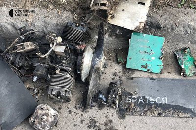 Пошкоджені будинок та автомобілі: фото наслідків російської атаки на Одесу 3 березня Пошкоджені будинок та автомобілі: фото наслідків російської атаки на Одесу 3 березня