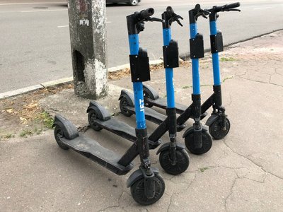 Житомирянка створила петицію, щоб влада врегулювала питання використання електросамокатів неповнолітніми Житомирянка створила петицію, щоб влада врегулювала питання використання електросамокатів неповнолітніми