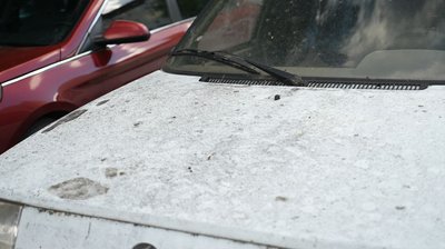 Машини-привиди: мешканці черкаської багатоповерхівки не знають, що робити з покинутими авто Машини-привиди: мешканці черкаської багатоповерхівки не знають, що робити з покинутими авто