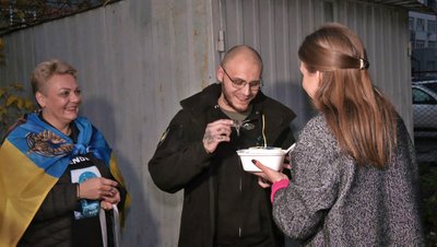 У Луцьку зустріли звільненого з полону 27-річного військового медика Дмитра Селютіна У Луцьку зустріли звільненого з полону 27-річного військового медика Дмитра Селютіна