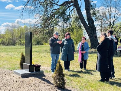 Пам’ятний знак на місці масового розстрілу понад 300 євреїв відкрили на Рівненщині Пам’ятний знак на місці масового розстрілу понад 300 євреїв відкрили на Рівненщині