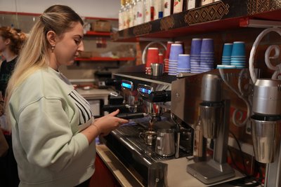 «Чоловічі стрижки» та «Бариста з нуля»: як жінки в Лебедині безоплатно здобули новий фах «Чоловічі стрижки» та «Бариста з нуля»: як жінки в Лебедині безоплатно здобули новий фах