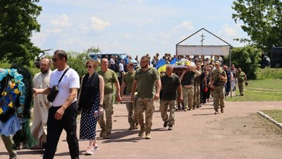 Прощання із загиблим солдатом на Чернігівщині Прощання із загиблим солдатом на Чернігівщині