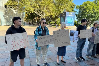 Акція біля будівлі мерії: люди вийшли на підтримку мораторію на російськомовний продукт Акція біля будівлі мерії: люди вийшли на підтримку мораторію на російськомовний продукт