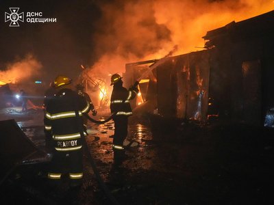 Пошкоджені будинки, магазини, автівки, є поранений: армія РФ вчетверте за тиждень атакувала Одесу "шахедами" Пошкоджені будинки, магазини, автівки, є поранений: армія РФ вчетверте за тиждень атакувала Одесу "шахедами"