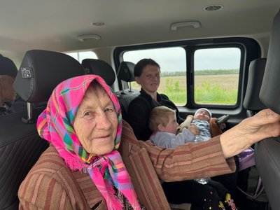 "У дитини приступи епілепсії від вибухів": як евакуюють населення з прифронтової Іванівки "У дитини приступи епілепсії від вибухів": як евакуюють населення з прифронтової Іванівки