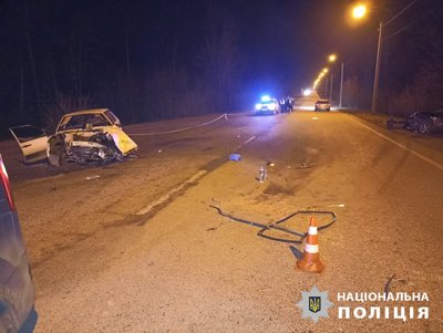 Ввечері 27 березня в Основ'янському районі Харкова ВАЗ-21099 на Мереф’янському шосе виїхав на зустрічну смугу руху та допустив зіткнення з автівкою Nissan Ввечері 27 березня в Основ'янському районі Харкова ВАЗ-21099 на Мереф’янському шосе виїхав на зустрічну смугу руху та допустив зіткнення з автівкою Nissan