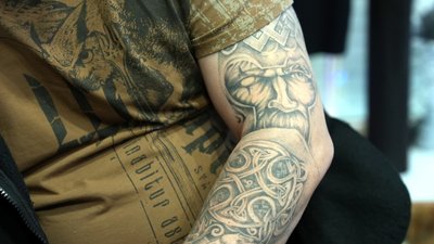 Леонід показує татуювання Краматорськ Донецька область квітень 2025 рік Леонід показує татуювання Краматорськ Донецька область квітень 2025 рік