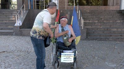 Мандрує містами України й збирає гроші на армію: волонтер із Херсона Григорій Янченко приїхав у Вінницю Мандрує містами України й збирає гроші на армію: волонтер із Херсона Григорій Янченко приїхав у Вінницю