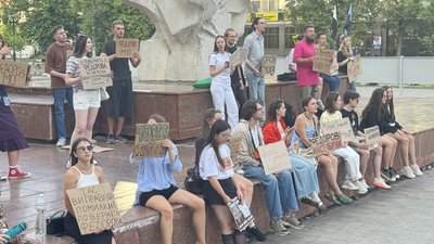 Протест, Івано-Франківськ, адмінбудівля, мітинг, люди, плакати Протест, Івано-Франківськ, адмінбудівля, мітинг, люди, плакати
