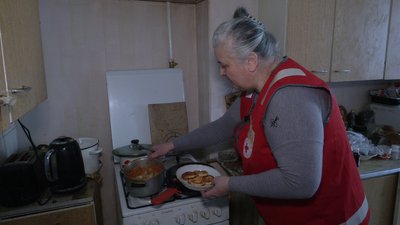Допомагають одиноким людям: як працюють соціальні помічники Червоного Хреста у Рівному