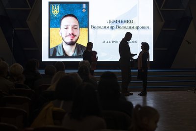 В День Соборності України рідним загиблих Героїв вручили державні нагороди та відзнаки від столиці В День Соборності України рідним загиблих Героїв вручили державні нагороди та відзнаки від столиці