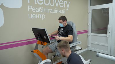 "Прокинувся вже без ноги". У Дніпрі реабілітується військовослужбовець Максим