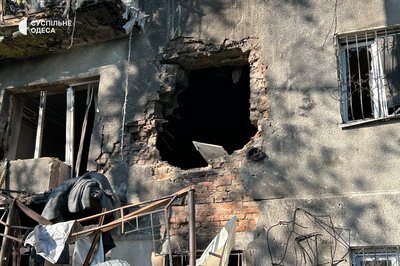 "Ми чули, як сиплеться каміння": жителька Ізмаїла про російську атаку дронів по багатоповерховому будинку "Ми чули, як сиплеться каміння": жителька Ізмаїла про російську атаку дронів по багатоповерховому будинку