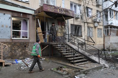 "Живемо і працюємо під вибухи". Очевидці про обстріл житлових кварталів у Корабельному районі Херсона "Живемо і працюємо під вибухи". Очевидці про обстріл житлових кварталів у Корабельному районі Херсона