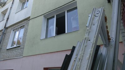 Як у Рівному замінюють вікна у будинках після ракетного удару 26 серпня