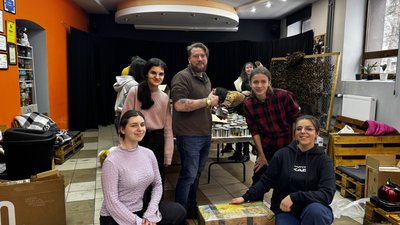 Волонтери, окопні свічки, "Хартія-Хаб", Франківськ Волонтери, окопні свічки, "Хартія-Хаб", Франківськ