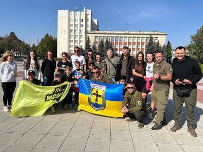 Від кордону до фронту: американське подружжя, яке біжить марафон на підтримку України, завітало до Умані
