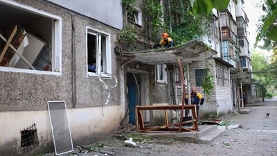 Під'їзд багатоповерхового будинку, який розпочали демонтувати через вибух газу. Миколаїв, травень 2025 року. Під'їзд багатоповерхового будинку, який розпочали демонтувати через вибух газу. Миколаїв, травень 2025 року.