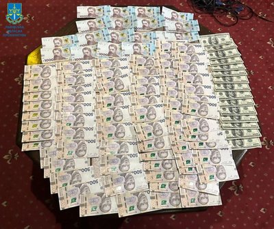 Готівка, яку вилучили під час обшуку Готівка, яку вилучили під час обшуку