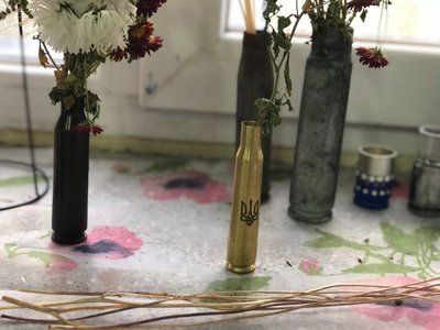 У Львові дизайнерка з Харкова переробляє використані гільзи на мистецькі витвори У Львові дизайнерка з Харкова переробляє використані гільзи на мистецькі витвори
