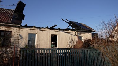 "Вікон та стелі немає, а ялинка вистояла": що розповідають мешканці пошкоджених будинків про атаку РФ на Чернігів "Вікон та стелі немає, а ялинка вистояла": що розповідають мешканці пошкоджених будинків про атаку РФ на Чернігів