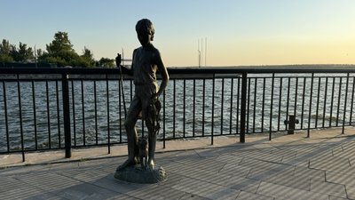 "Рибалю для котів": як місцеві жителі ловлять рибу на 8 причалі в Миколаєві "Рибалю для котів": як місцеві жителі ловлять рибу на 8 причалі в Миколаєві