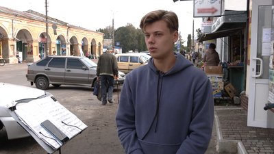 20-річний скрипаль грає у прикордонних громадах, щоб порадувати містян та заробити на навчання 20-річний скрипаль грає у прикордонних громадах, щоб порадувати містян та заробити на навчання