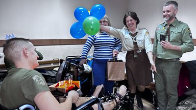 "Граємо у настільні ігри, сміємося": як "пластуни" Мукачева провідують захисників на лікуванні та реабілітації "Граємо у настільні ігри, сміємося": як "пластуни" Мукачева провідують захисників на лікуванні та реабілітації