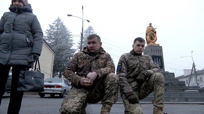 Коридор слави та ланцюг єдності: на Вінниччині зустріли загиблого оборонця Юрія Гундрова Коридор слави та ланцюг єдності: на Вінниччині зустріли загиблого оборонця Юрія Гундрова