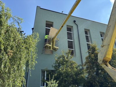 У Чугуєві внаслідок атаки дронів пошкоджені вікна у близько 300 квартирах: фото