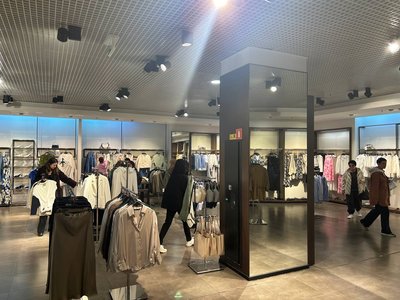 У Києві відновили роботу магазини Zara: подекуди вишикувалися черги до примірочних У Києві відновили роботу магазини Zara: подекуди вишикувалися черги до примірочних