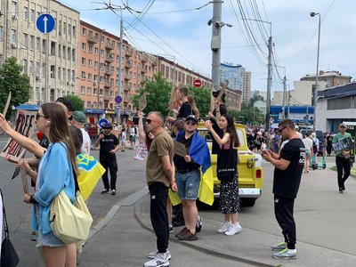 "Байдужість вбиває": в Києві пройшла акція на підтримку військовополонених "Байдужість вбиває": в Києві пройшла акція на підтримку військовополонених