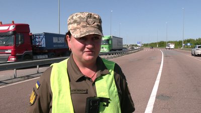 "Виписуємо повістки": як працює мобільний блокпост ТЦК на трасі Київ-Чоп на Рівненщині "Виписуємо повістки": як працює мобільний блокпост ТЦК на трасі Київ-Чоп на Рівненщині
