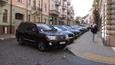 113 автівок на одне платне паркомісце — як у Чернівцях планують вирішувати проблеми з паркуванням 113 автівок на одне платне паркомісце — як у Чернівцях планують вирішувати проблеми з паркуванням