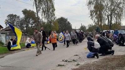 У Мені на Чернігівщині попрощалися з військовим ЗСУ Миколою Дудком У Мені на Чернігівщині попрощалися з військовим ЗСУ Миколою Дудком