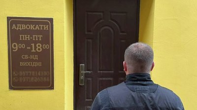 51-річну адвокатку затримали при отриманні хабаря у розмірі вісім тисяч гривень 51-річну адвокатку затримали при отриманні хабаря у розмірі вісім тисяч гривень