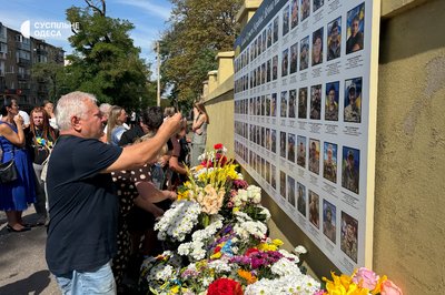 «Кожне нове ім'я – це рана, яка не загоїться»: в Одесі відкрили десятий стенд «Стіни пам’яті» «Кожне нове ім'я – це рана, яка не загоїться»: в Одесі відкрили десятий стенд «Стіни пам’яті»