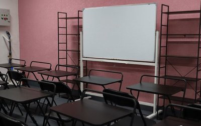 Інтерактивна дошка та шкільні меблі у сховищі гімназії Інтерактивна дошка та шкільні меблі у сховищі гімназії