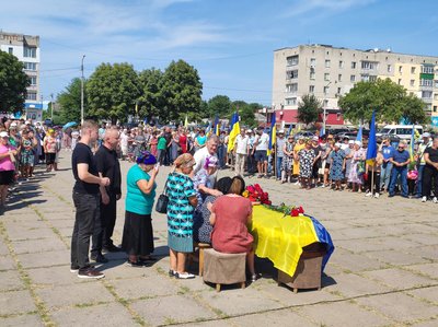 На щиті: на Черкащині попрощалися із десантником