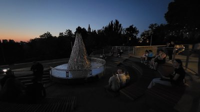 Інсталяція вогнища в оновленому сквері в центрі Харкова