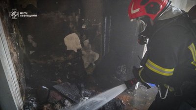 Рятувальник гасить пожежу Рятувальник гасить пожежу
