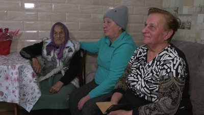 Копає картоплю, варить борщі й лає Путіна: як живе столітня Євгенія Сосновська з Рівненщини