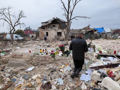 Приїхав з фронту на місце загибелі доньки. Спогади про школярку, яка загинула в Лапаївці під час обстрілу Приїхав з фронту на місце загибелі доньки. Спогади про школярку, яка загинула в Лапаївці під час обстрілу