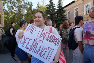 "Влада в Україні — народ". У Харкові мітингують проти закону №12414, який обмежує НАБУ і САП "Влада в Україні — народ". У Харкові мітингують проти закону №12414, який обмежує НАБУ і САП