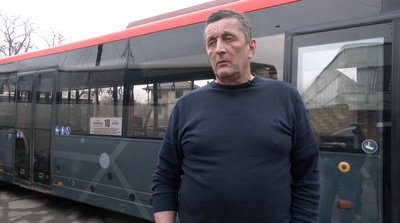 У луцькій маршрутці №10 водій частує пасажирів фруктами, горіхами та цукерками У луцькій маршрутці №10 водій частує пасажирів фруктами, горіхами та цукерками