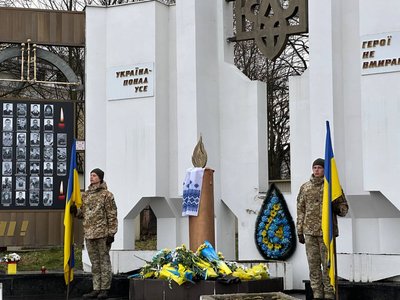 Містяни принесли квіти до меморіальної стели на честь Героїв Небесної сотні у Хмельницькому Містяни принесли квіти до меморіальної стели на честь Героїв Небесної сотні у Хмельницькому