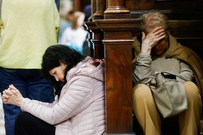 Віряни відвідують месу за померлим Папою Римським Франциском в Латеранській базиліці Святого Іоанна в Римі Віряни відвідують месу за померлим Папою Римським Франциском в Латеранській базиліці Святого Іоанна в Римі