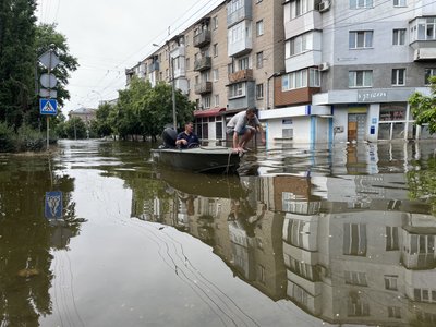 Херсон. Двоє чоловіків у човні в одному із затоплених районів, 10 червня 2023 року Херсон. Двоє чоловіків у човні в одному із затоплених районів, 10 червня 2023 року
