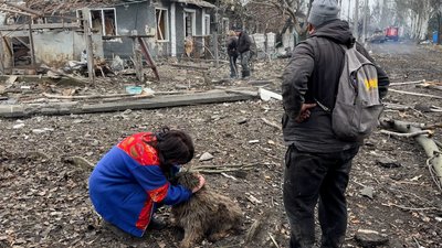 Хати немає. Під завалами знайшли собаку. Жителі Білицького на Донеччині розповіли про наслідки обстрілу Хати немає. Під завалами знайшли собаку. Жителі Білицького на Донеччині розповіли про наслідки обстрілу